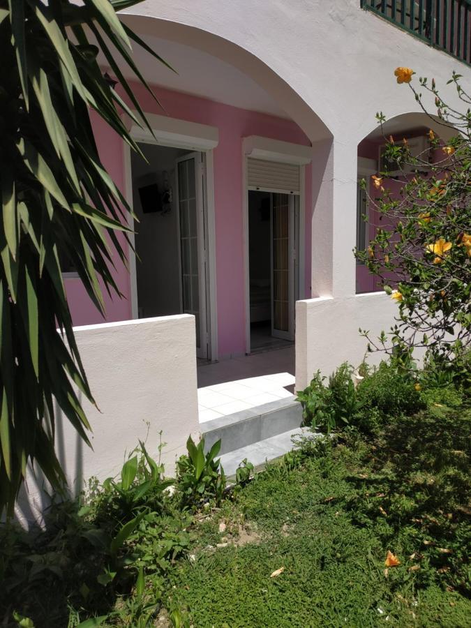 Livadi Apartments Плакиас Екстериор снимка