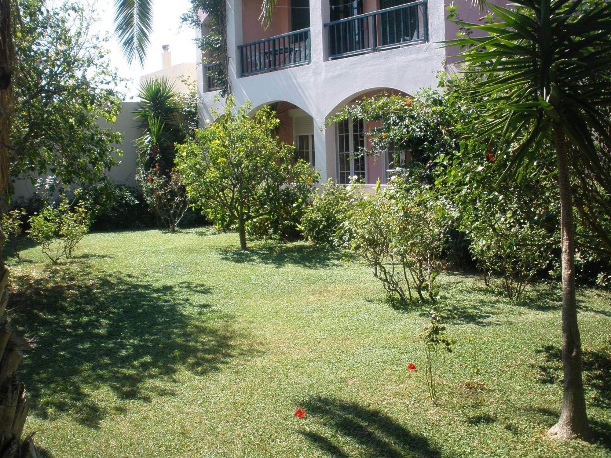 Livadi Apartments Плакиас Екстериор снимка