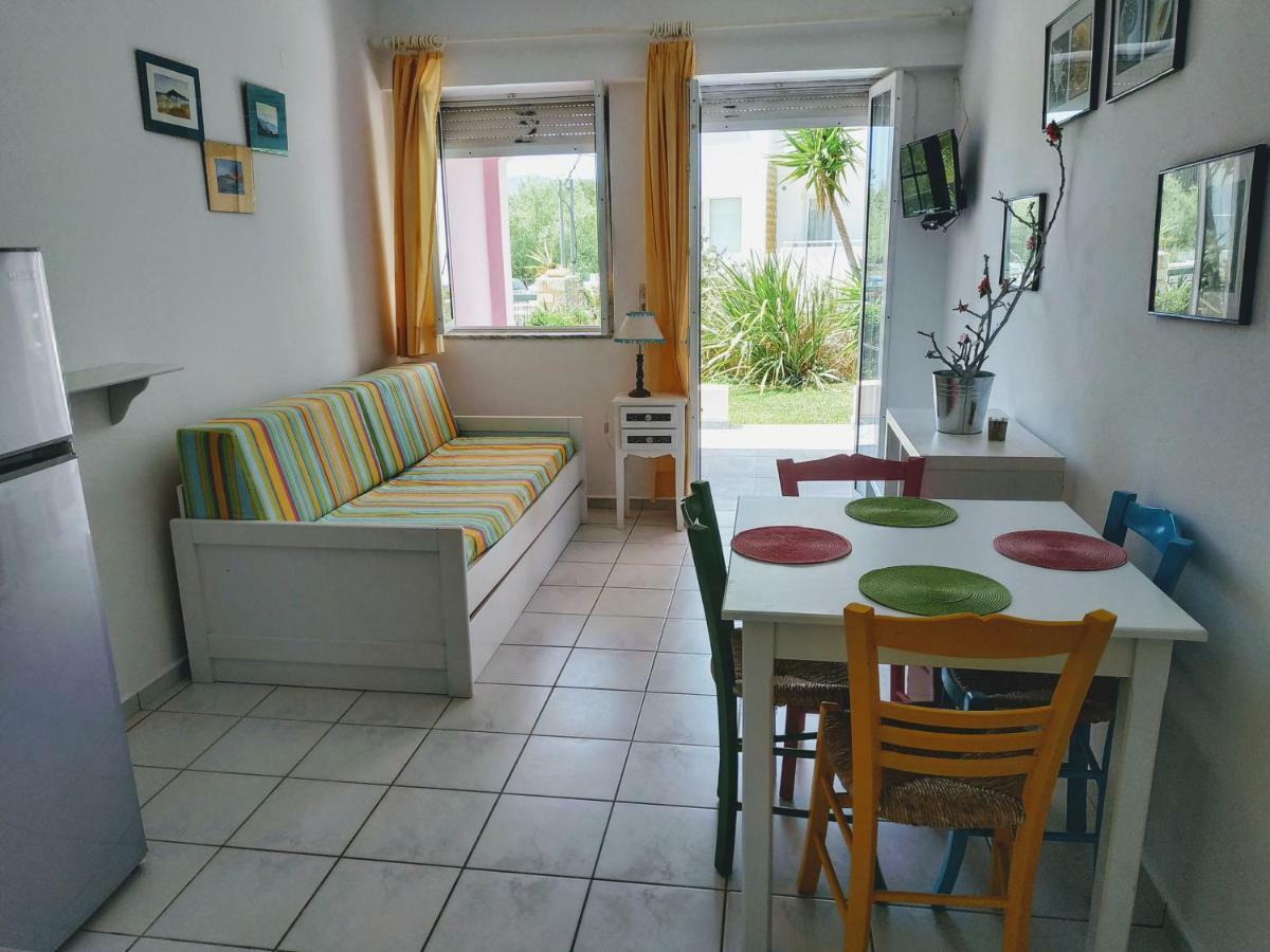 Livadi Apartments Плакиас Екстериор снимка